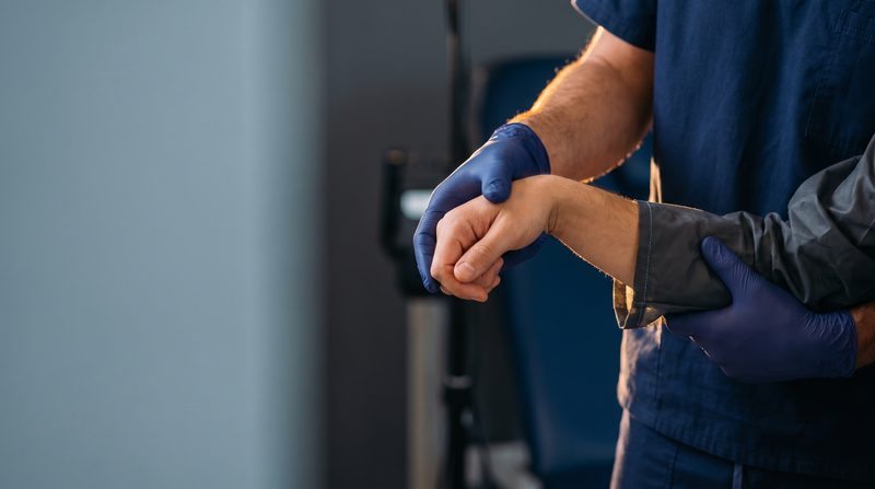 El bileğinde Finkelstein testi ile başparmak tendonlarının muayenesi